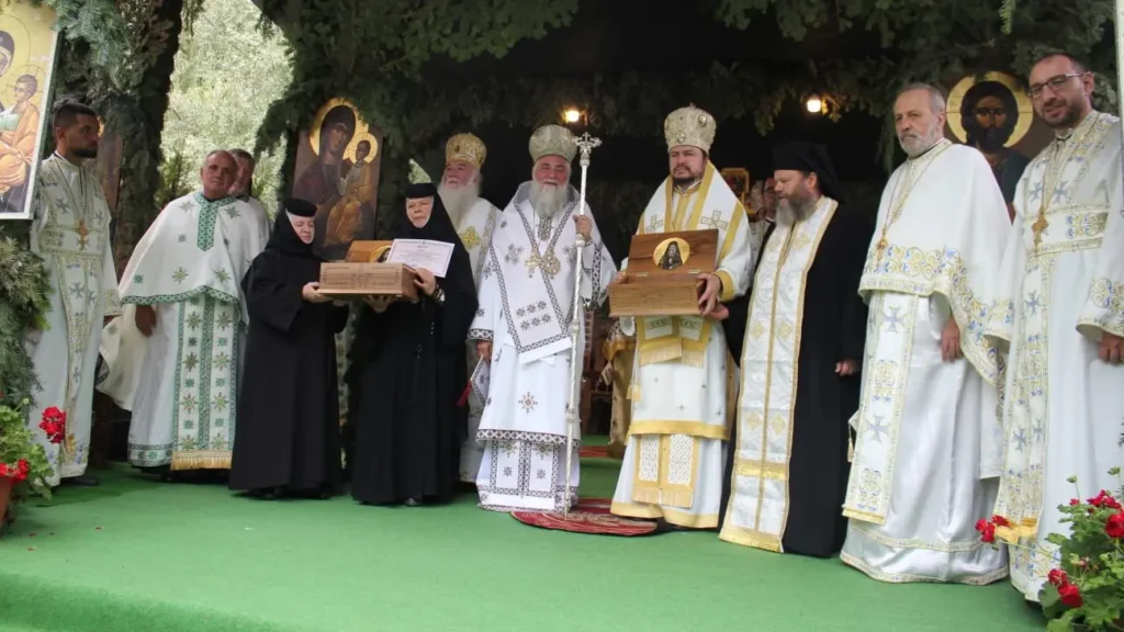 Mitropolitul Olteniei a oferit fragmente din moaștele Sf. Irodion Mănăstirii Polovragi și Episcopiei Basarabiei de Sud
