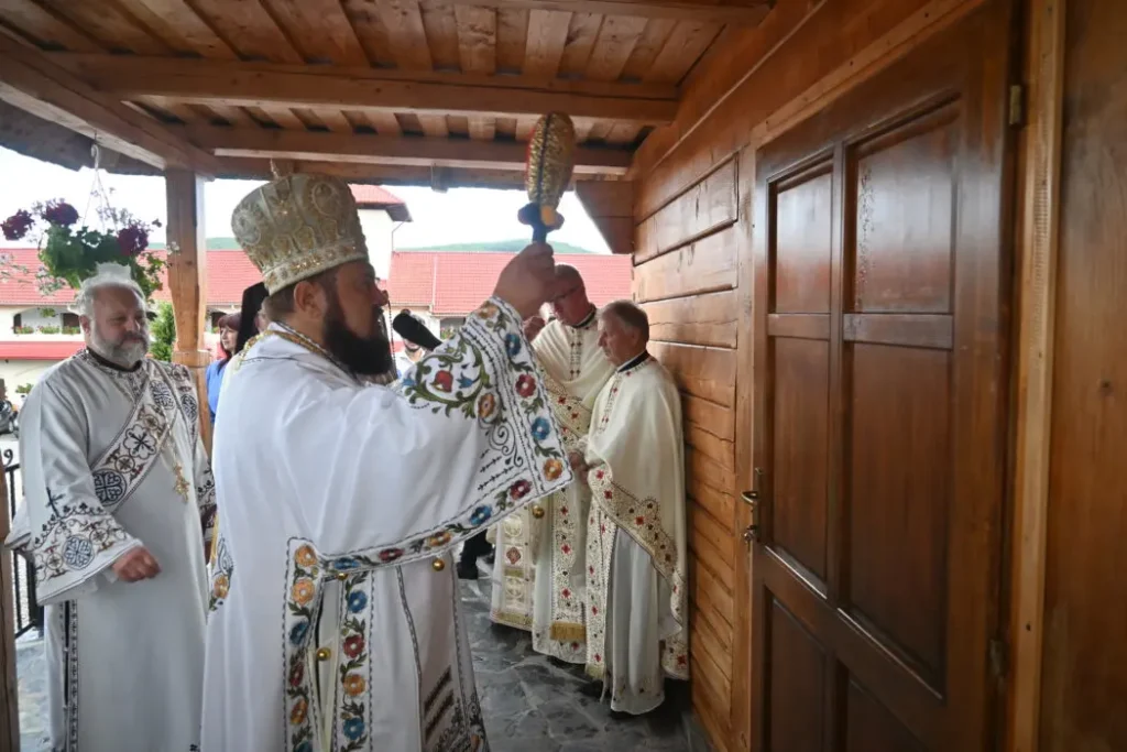 Biserica de lemn a Mănăstirii Voivodeni a fost sfințită