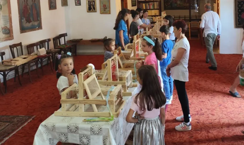 Râmnicu Vâlcea: 30 de copii dintr-o parohie au învățat să folosească un război de țesut
