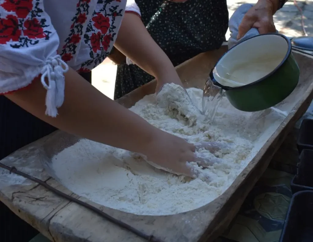 Tinerii dintr-o parohie brăileană au învățat să gătească mâncăruri tradiționale de la vârstnicii din localitate