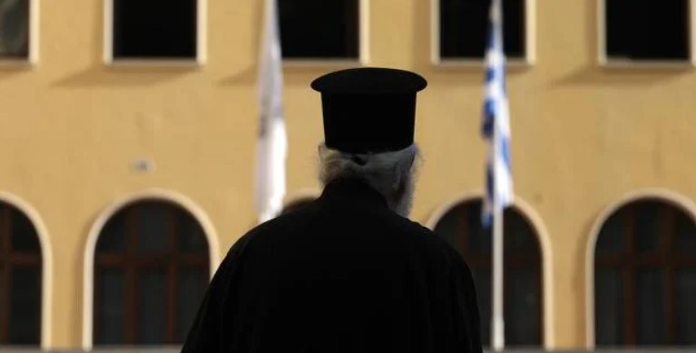 Εύβοια: Απίστευτο επεισόδιο εις βάρος ιερέα για τις νέες ταυτότητες