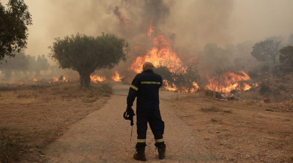 Καλύτερη εικόνα στα πύρινα μέτωπα – Μάχη με αναζωπυρώσεις και διάσπαρτες εστίες