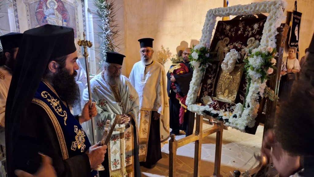 Πάνδημη λιτανεία της Παναγίας Χρυσοσπηλαιωτίσσης (ΦΩΤΟ)