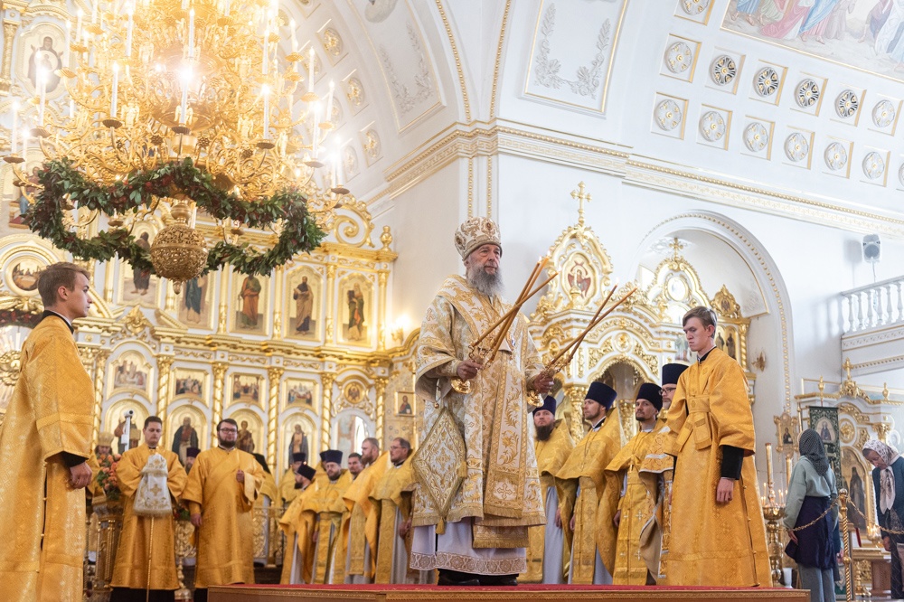 В день памяти праведного воина Феодора Ушакова у мощей святого в Феодоровском соборе в Саранске было совершено торжественное богослужение