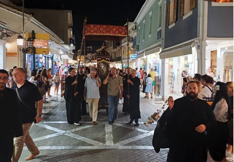 Κλήρος και λαός λιτάνευσε το Ιερό Σκήνωμα του Αγίου Διονυσίου στη Λευκάδα
