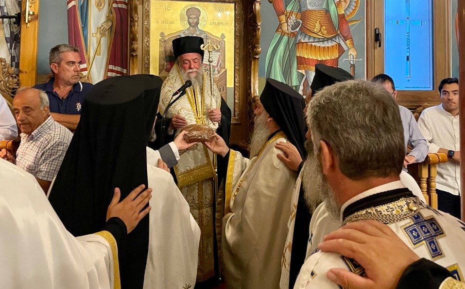 Πλήθος πιστών στον πανηγυρίζοντα Ι.Ν. Μεταμορφώσεως του Σωτήρος Παραλίας Οφρυνίου