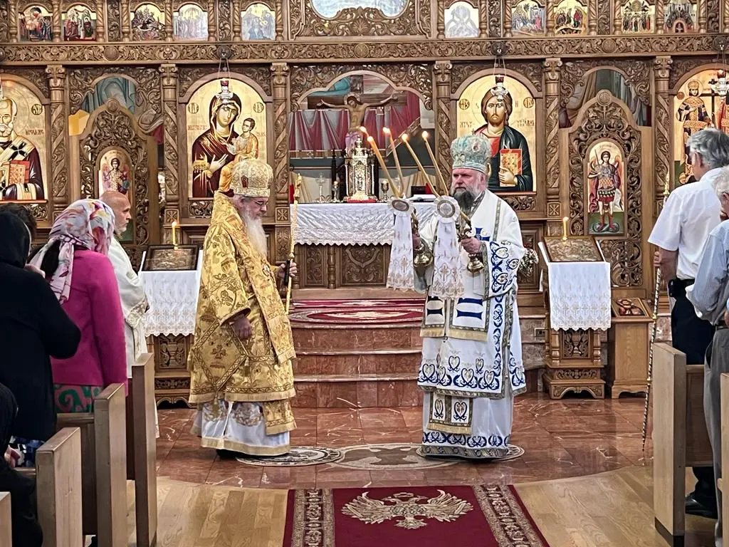 Împreună-slujire arhierească la catedrala românilor din Chicago