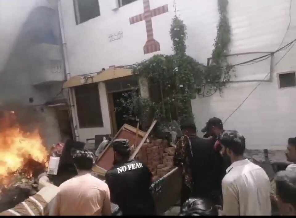 Πακιστάν: Πλήθος επιτέθηκε σε εκκλησίες μετά από κατηγορίες για βεβήλωση  του Κορανίου - Ορθοδοξία News Agency
