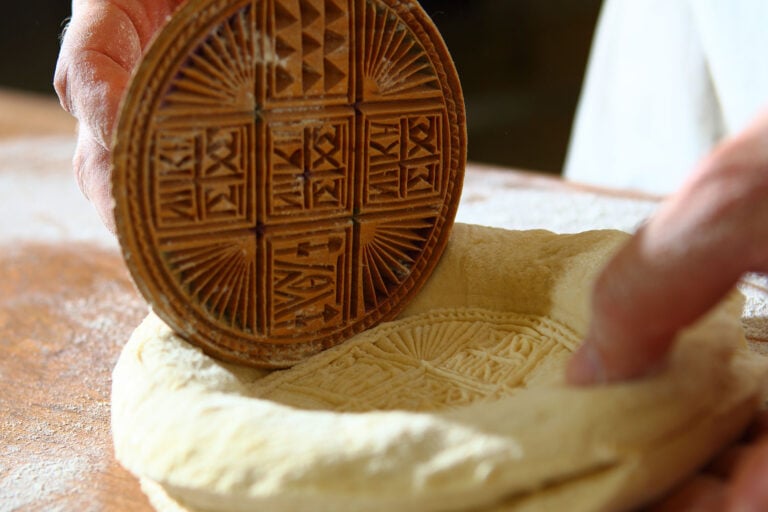 Τα δεξιά μέρη του αγίου άρτου στην Προσκομιδή