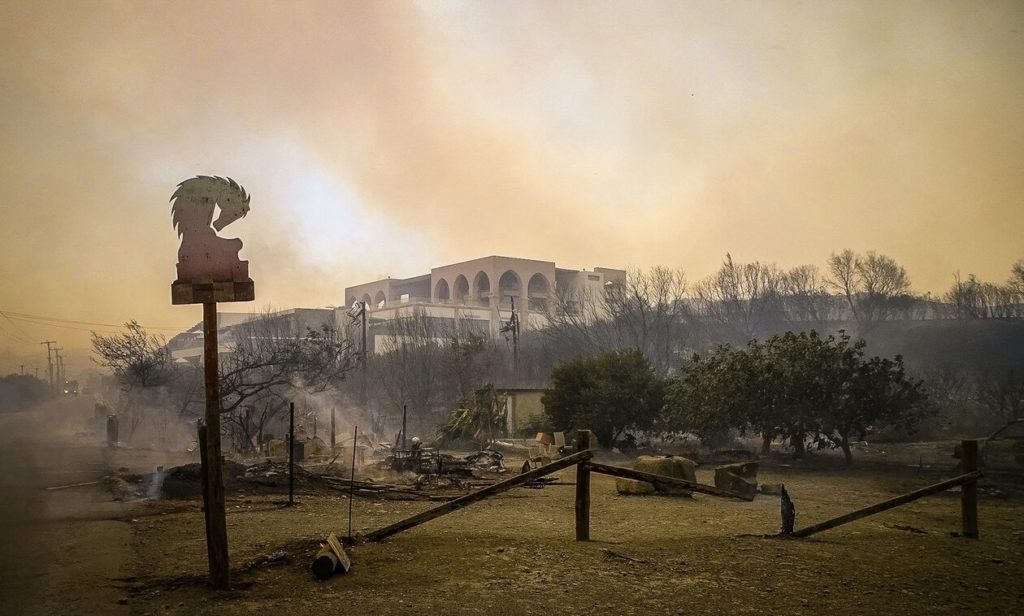 Πυρκαγιά στη Ρόδο: Το «ευχαριστώ» του Γερμανού πρέσβη στην Πυροσβεστική για την προστασία των τουριστών