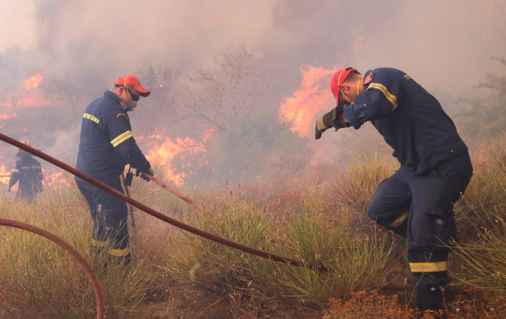 Μάχη με τις φλόγες σε Έβρο και Άνδρο, βελτιωμένη εικόνα σε Βοιωτία και Φθιώτιδα
