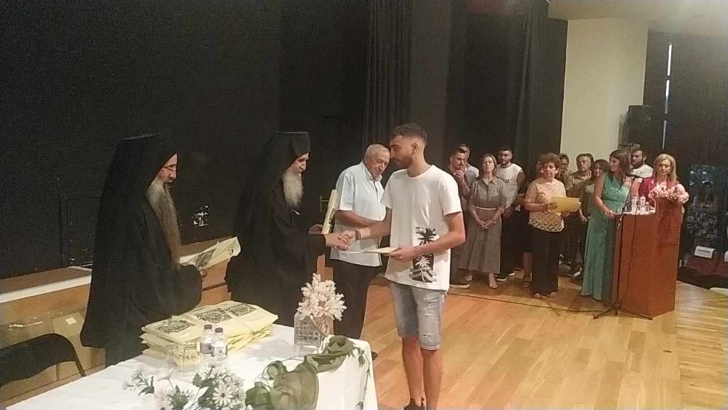 Η Ι.Μ.Μ. Βατοπαιδίου στο πλευρό των πολύτεκνων οικογενειών – Βράβευση μητέρων και φοιτητών στη Μητρόπολη Φλωρίνης