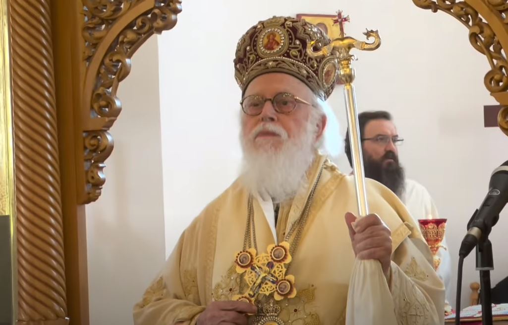 Ο Αρχιεπίσκοπος Αναστάσιος επισκέφθηκε στα κρατητήρια τον Δήμαρχο Χειμάρρας