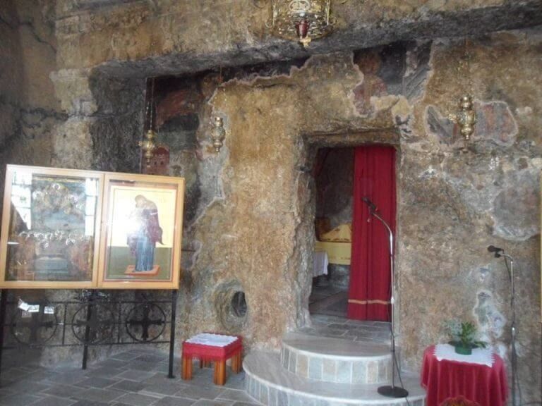 Πανηγυρίζει ο Ναός Τιμίας Ζώνης στο Σιδηρόκαστρο που είναι χτισμένος σε βράχο