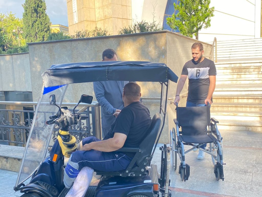 Η Αρχιεπισκοπή Τιράνων δίπλα στους ανθρώπους με κινητικά προβλήματα