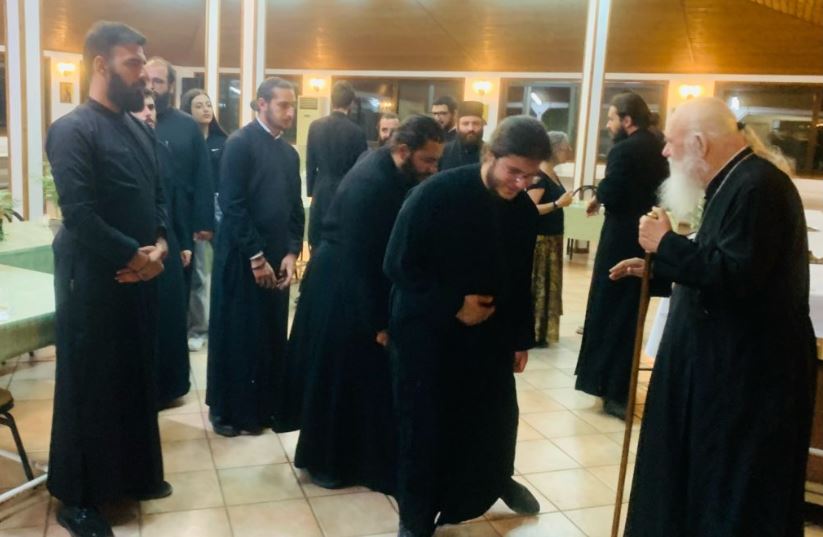Ο Αρχιεπίσκοπος με φοιτητές του Μπαλαμάντ στις Κατασκηνώσεις της Ιερά Αρχιεπισκοπής Αθηνών