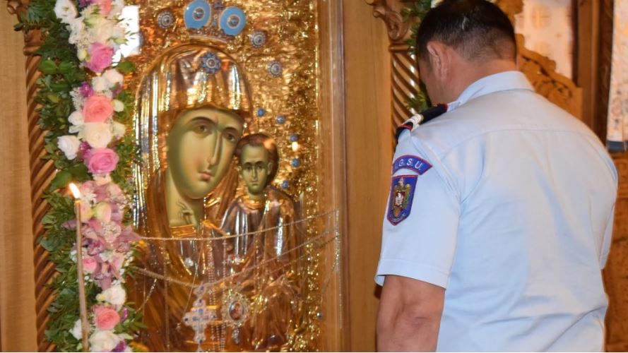 Ρουμανία: Ενορία πρόσφερε σε πυροσβέστες Προσευχητάρια