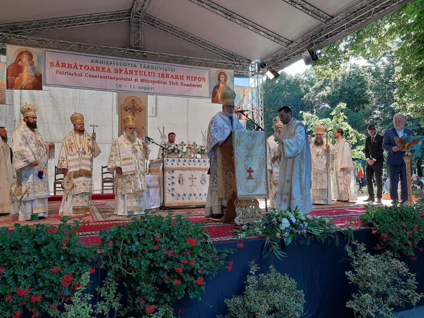 Ανανέωση και ενίσχυση των δεσμών Οικουμενικού Πατριαρχείου και Εκκλησίας της Ρουμανίας η εορτή του Αγίου Νήφωνος – Χιλιάδες πιστοί στο Τιργκοβίστε