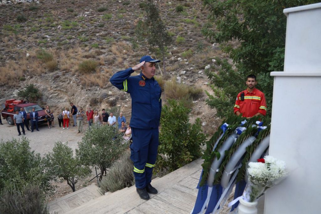 Τρισάγιο στη μνήμη των πυροσβεστών που έπεσαν στην πυρκαγιά στον Καρέα
