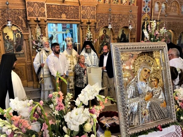 Χιλιάδες λαού προσκυνούν την Παναγία την «Γιάτρισσα» στην Κίσαμο –  Οι πιστοί αποθέτουν το δάκρυ, την ελπίδα, τον στεναγμό τους σε Εκείνην