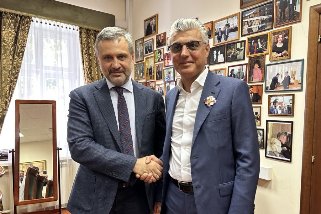 В.Р. Легойда вручил Р.Г. Мирзояну орден святителя Иннокентия Московского III степени