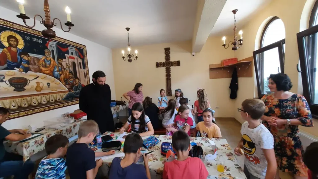 Arhiepiscopia Râmnicului a dăruit 1450 de ghiozdane cu rechizite elevilor din medii sociale defavorizate
