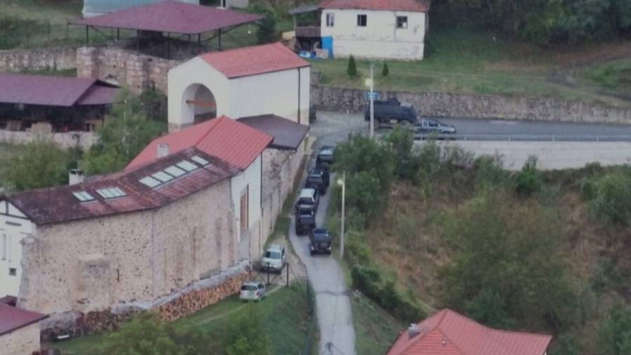 Въоръжени мъже се барикадираха в сръбски манастир в Косово