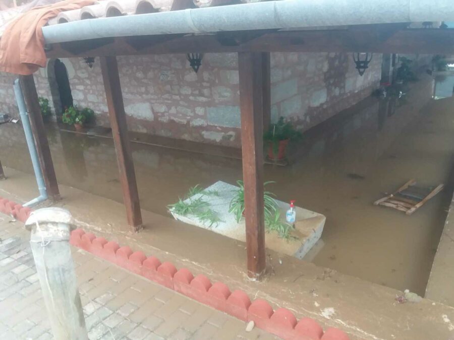 Πλημμύρισε ο Ιερός Ναός Παναγίας Δεμερλιώτισσας στο Σταυρό Φαρσάλων