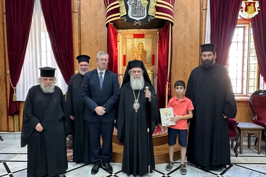 غبطة البطريرك يُكرم سعادة القنصل اليوناني العام في القدس