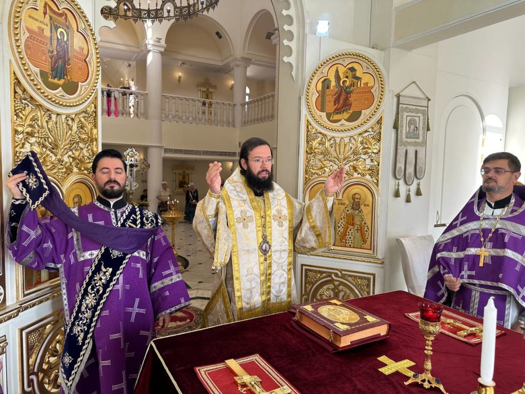 В праздник Воздвижения Креста Господня председатель ОВЦС совершил Литургию в храме апостола Филиппа в ОАЭ