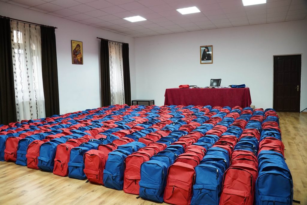 Ρουμανία: 3.500 παιδιά από την Αρχιεπισκοπή Κάτω Δουνάβεως έλαβαν δωρεάν σχολικές τσάντες