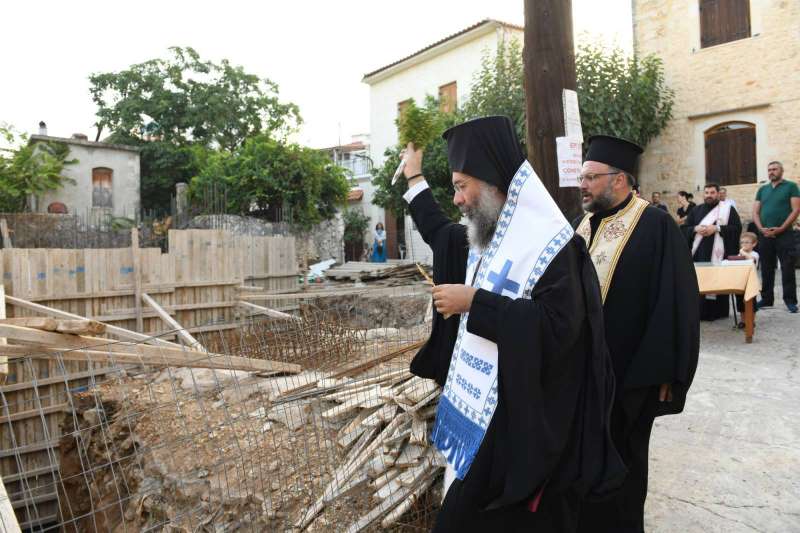 Ο Μητροπολίτης Ρεθύμνης έθεσε τον θεμέλιο λίθο στο υπό ανέγερση Πνευματικό Κέντρο Ατσιποπούλου