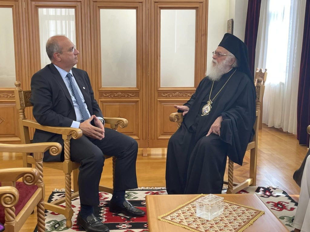 Συνάντηση Γιάννη Οικονόμου με τον Αρχιεπίσκοπο Αλβανίας