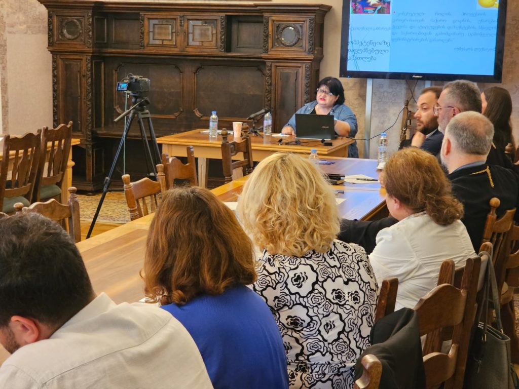 ორგანიზებით, მიმდინარეობს პედაგოგების გადამზადების მეორე ეტაპი