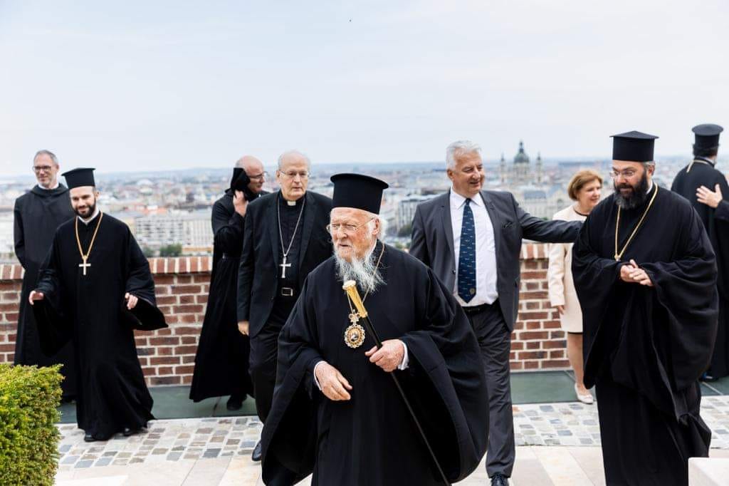 حكومة المجر تقيم مائدة على شرف قداسته