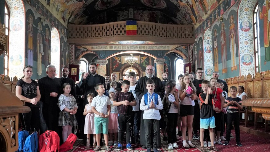 „Христос в училище“ – епархийска програма за подкрепа на ученици от бедни семейства в Румъния