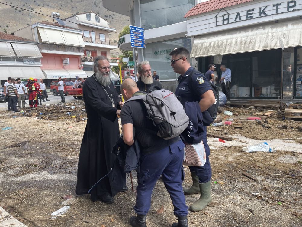 Ο Μητροπολίτης Τρίκκης δίπλα στους πλημμυροπαθείς της Φαρκαδόνας