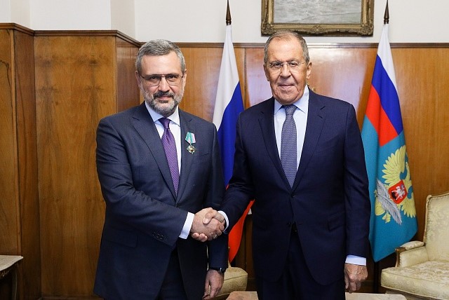 Министр иностранных дел РФ С.В. Лавров вручил В.Р. Легойде нагрудный знак МИД РФ «За взаимодействие»