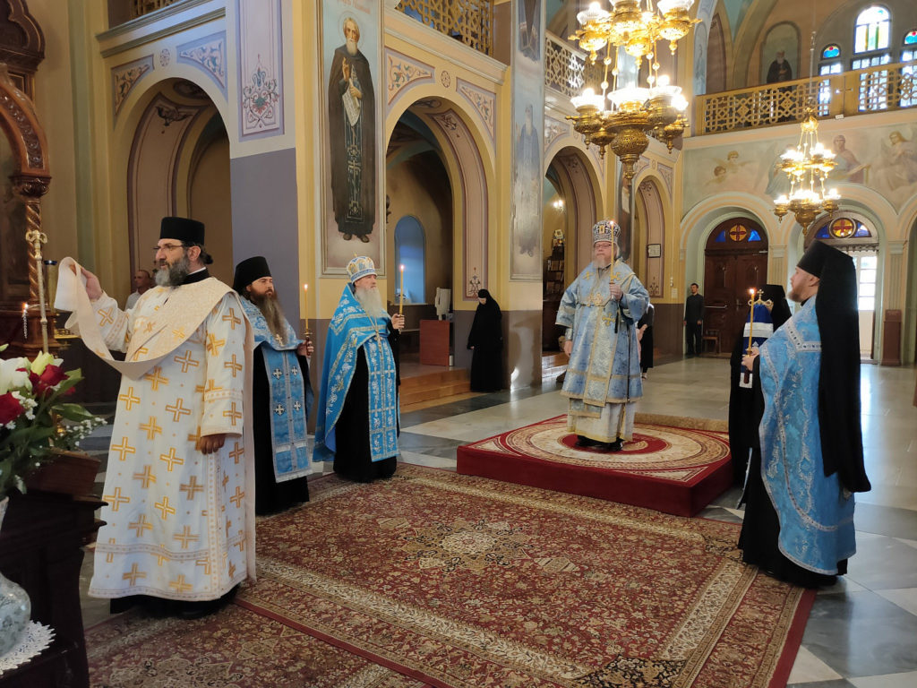 Иерархи Иерусалимской и Русской Церквей совершили Литургию в храме Гроба Господня