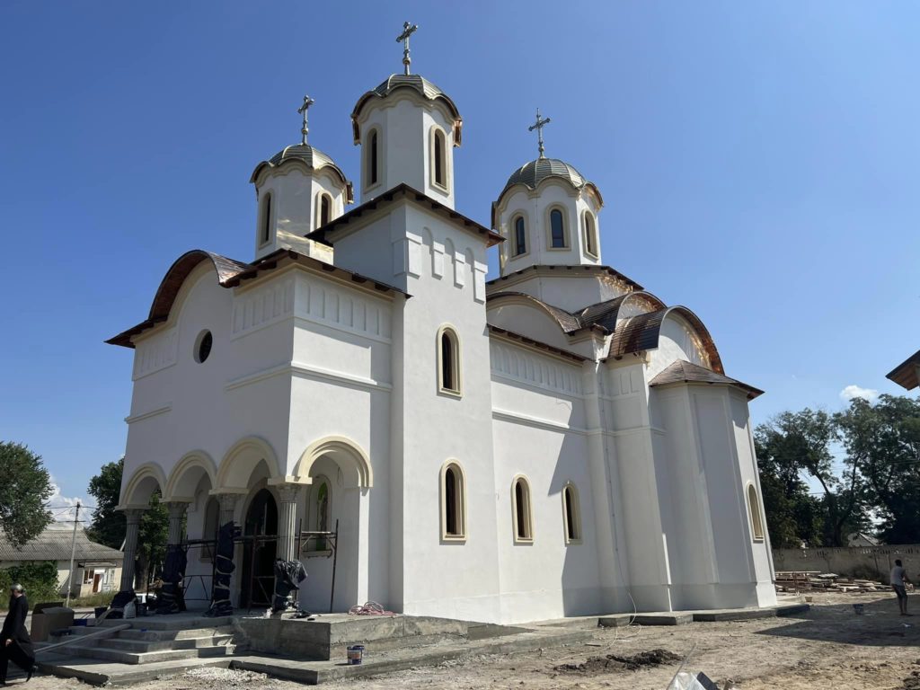 Prima biserică zidită în cinstea Sfântului Ierarh Dionisie se pregăteşte de hram