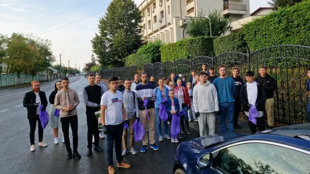 Ziua Mondială a Curățeniei a fost sărbătorită de zeci de tineri din cadrul parohiilor din municipiul Târgoviște