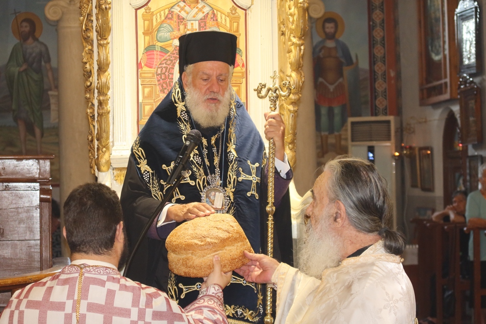 Στον Ιερό Ναό της Αναστάσεως του Σωτήρος συμπροσευχήθηκε ο Σύρου Δωρόθεος