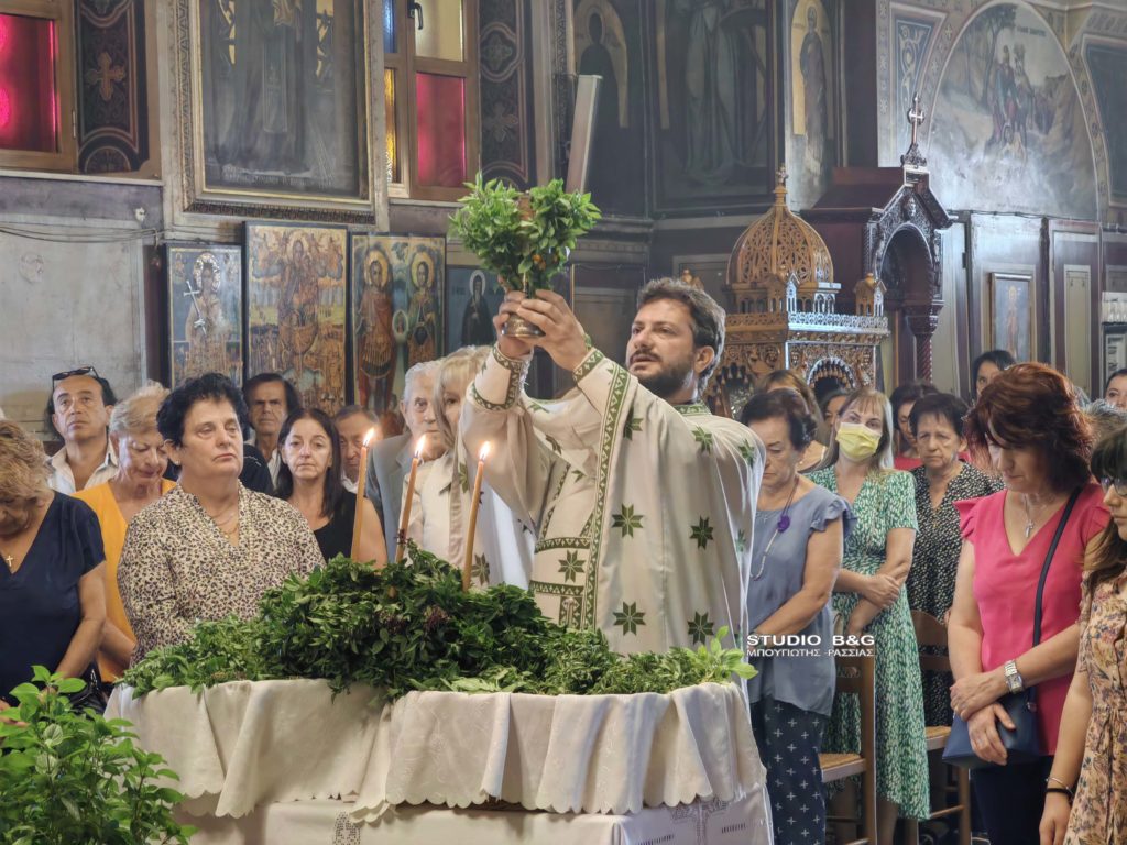 Ναύπλιο: Η παράδοση με τη διανομή του σταυρολούλουδου