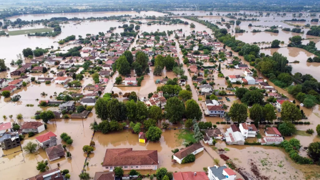 Θεσσαλία: Δεν χτύπησε το πρώτο κουδούνι – Αμέριστη στήριξη στους πλημμυροπαθείς από την Εκκλησία – Στην Καρδίτσα εικόνα από το Άγιον Όρος