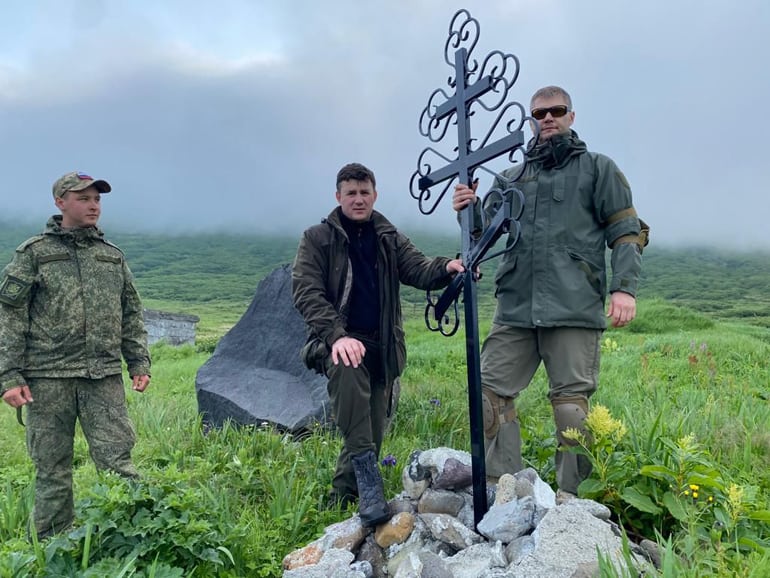 На необитаемом курильском острове Симушир установили крест и каменную Казанскую икону Божией Матери