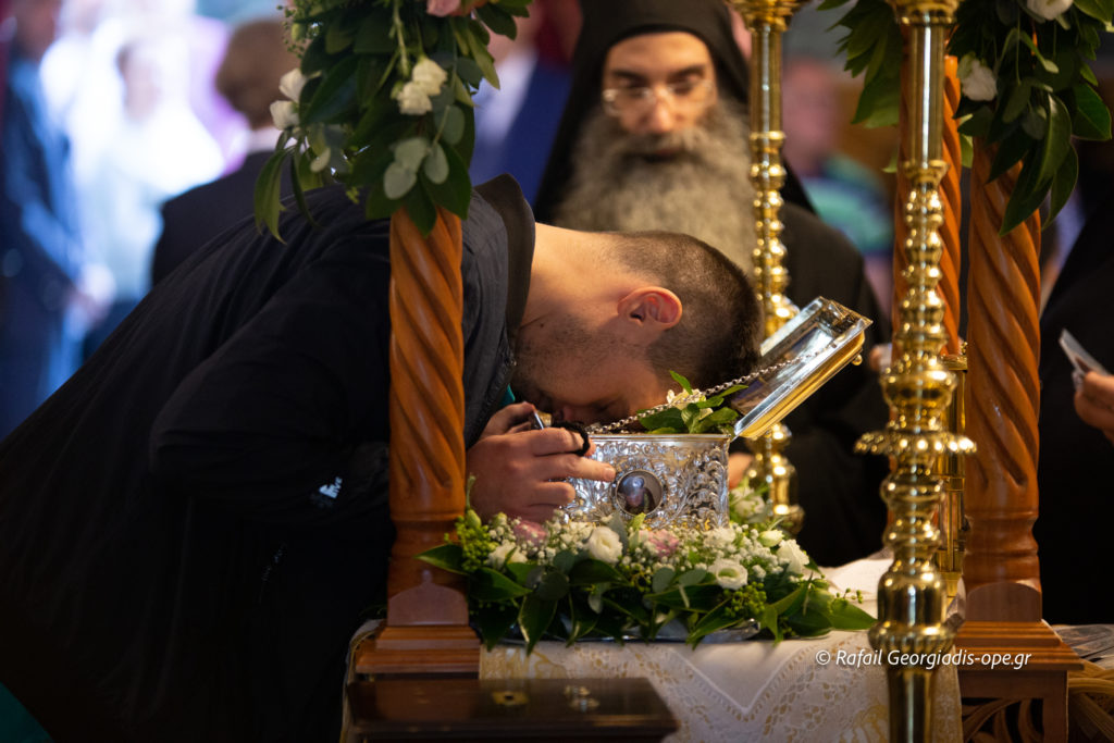 Κοζάνη: Πλήθος πιστών συρρέει στον Ι.Ν. Αγίων Κωνσταντίνου και Ελένης να προσκυνήσει την Αγία Ζώνη
