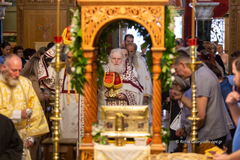 Κοζάνη: Θεία Λειτουργία ενώπιον της Αγίας Ζώνης – Πλήθος πιστών από το πρωί προσκυνά το ιερό κειμήλιο της Παναγίας μας (ΦΩΤΟ+ΒΙΝΤΕΟ)