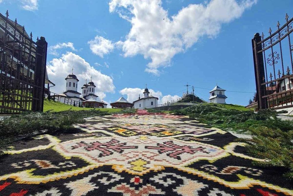La Mănăstirea Piatra Tăieturii din Panaci va fi dusă racla cu un fragment din moaştele Sf. Irodion de la Lainici
