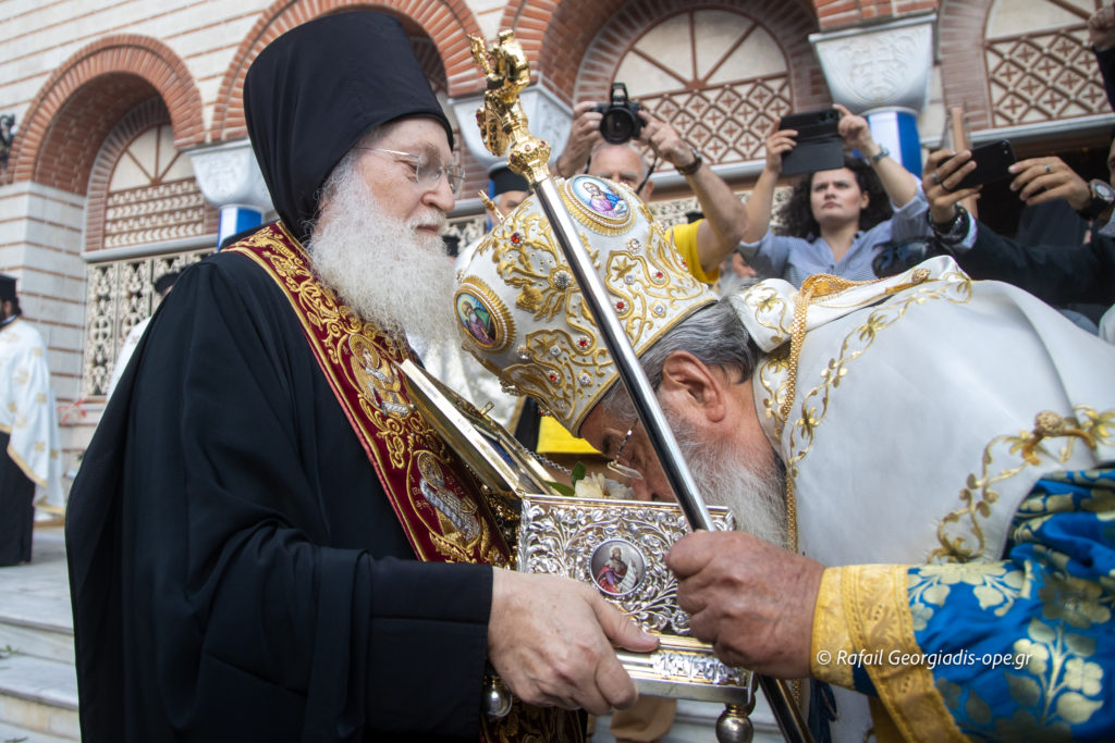 Φωτορεπορτάζ ope.gr: Στα προπύλαια του Ι.Ν. των Αγ. Κωνσταντίνου και Ελένης κλήρος και λαός στην Κοζάνη έκλιναν ευλαβικά το γόνυ στην Τιμία Ζώνη (ΒΙΝΤΕΟ)