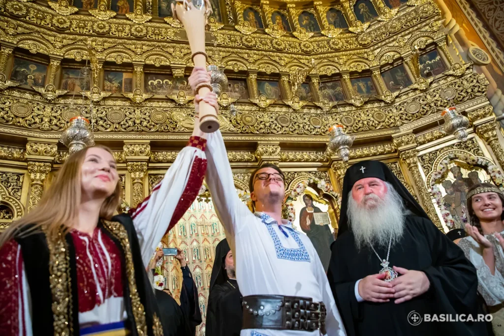 Guard the light! Torch of 2023 Int’l Meeting of Orthodox Youth handed to Bucharest Archdiocese, host of the next edition